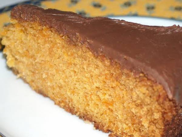 Bolo de cenoura com raspas de chocolate