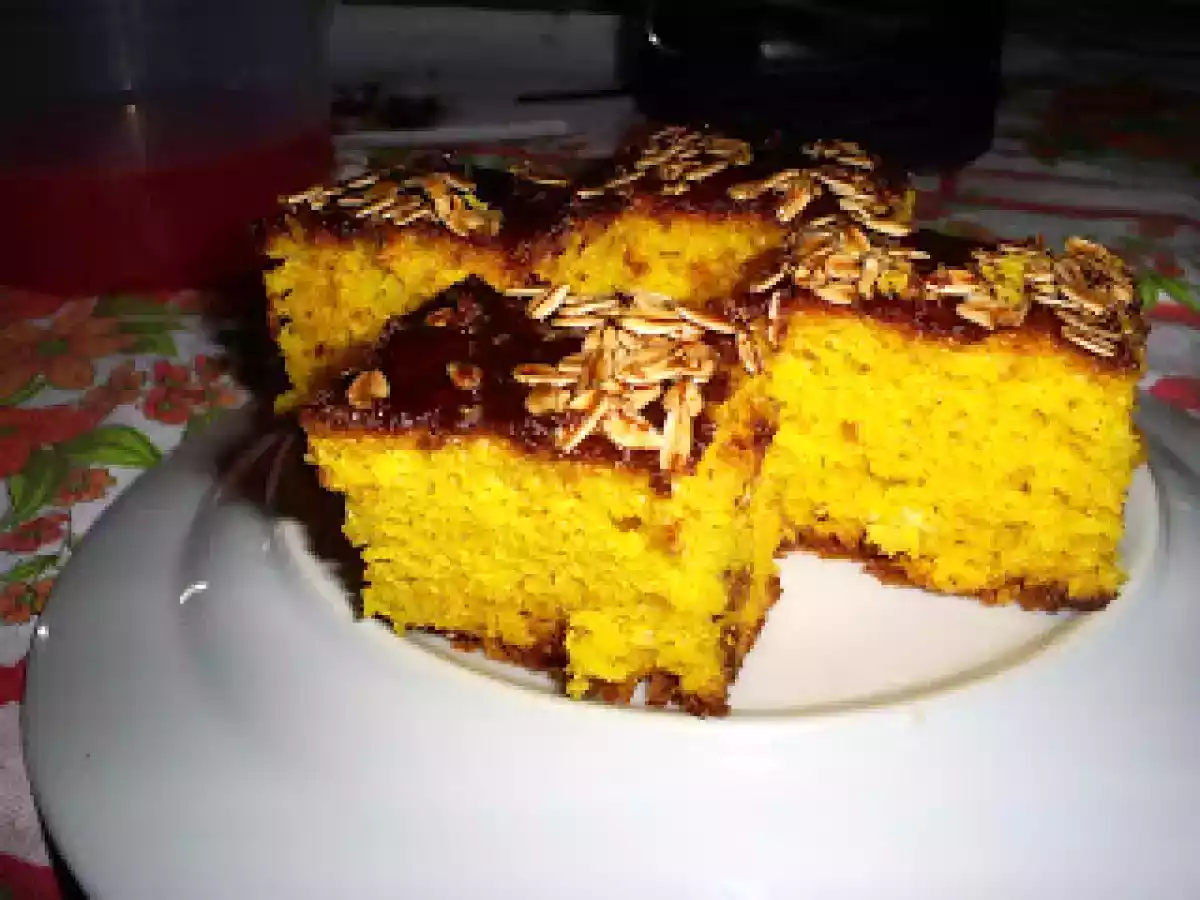 Bolo de cenoura com cobertura de chocolate e aveia.