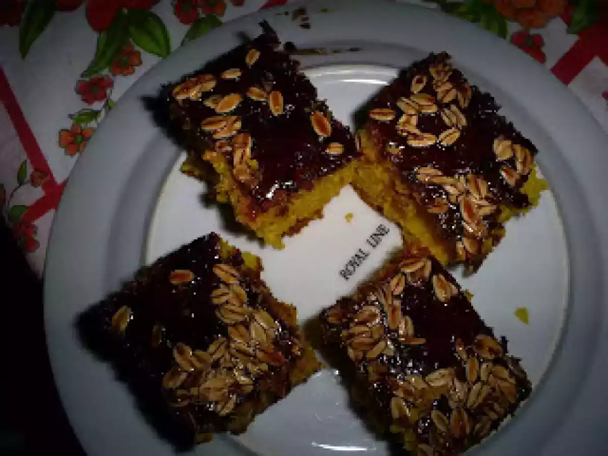 Bolo de cenoura com cobertura de chocolate e aveia. - foto 2