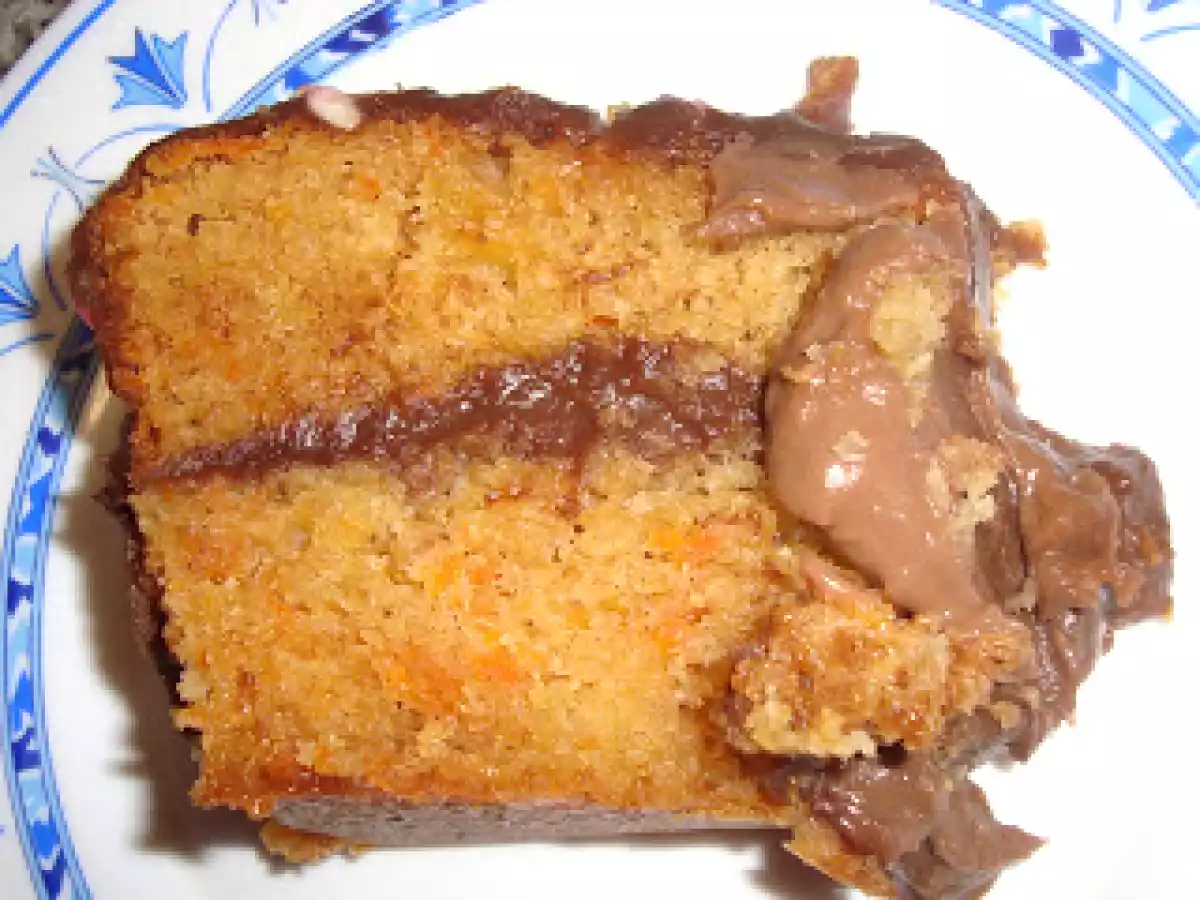 Bolo de cenoura e ananás com recheio e cobertura de chocolate