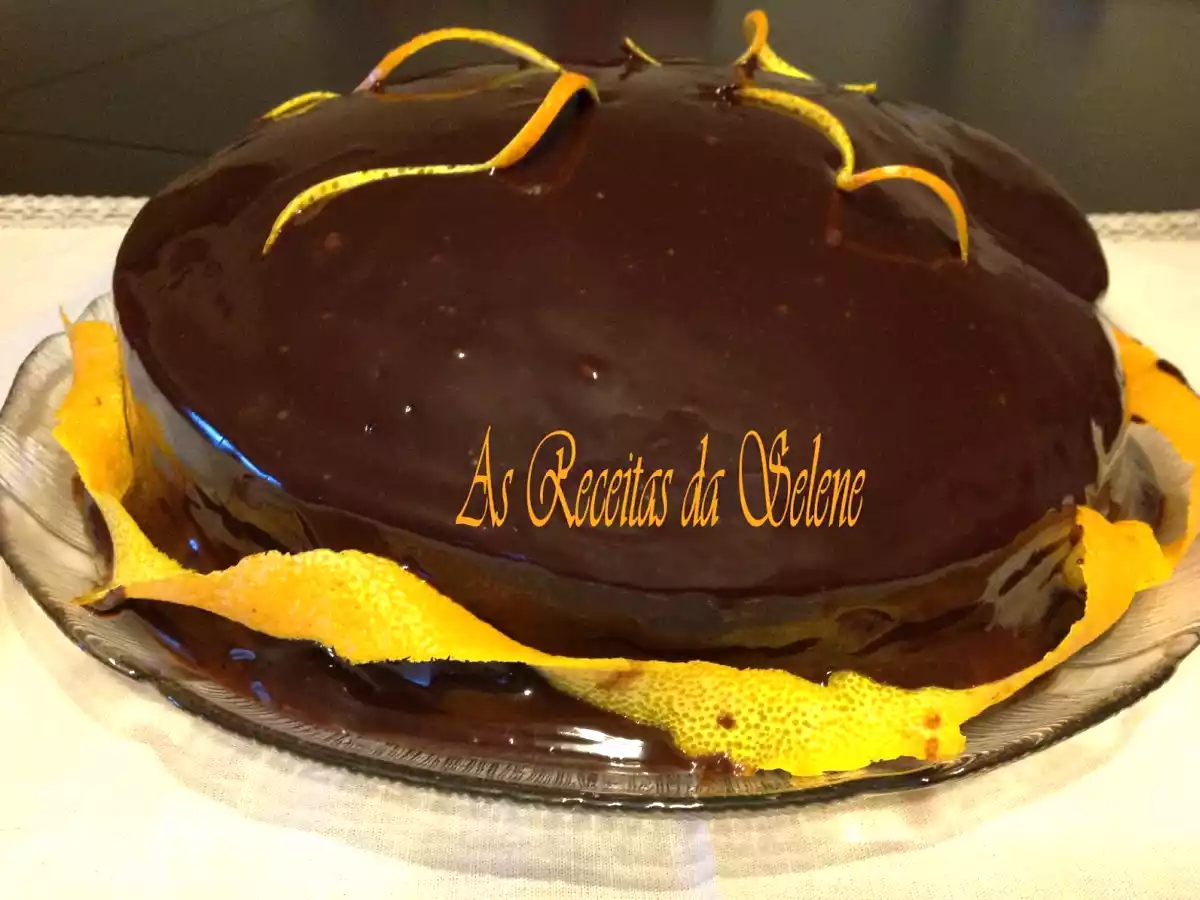 Bolo de Cenoura e Laranja com Cobertura de Chocolate