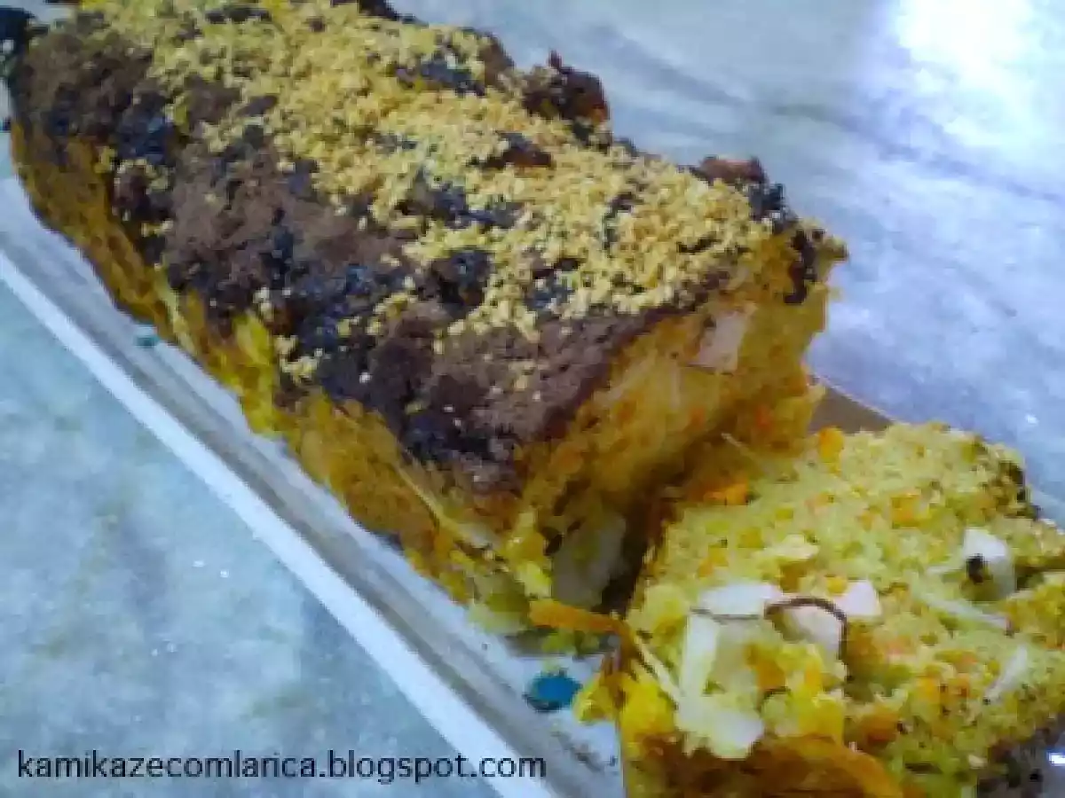 Bolo de cenoura e lascas de coco