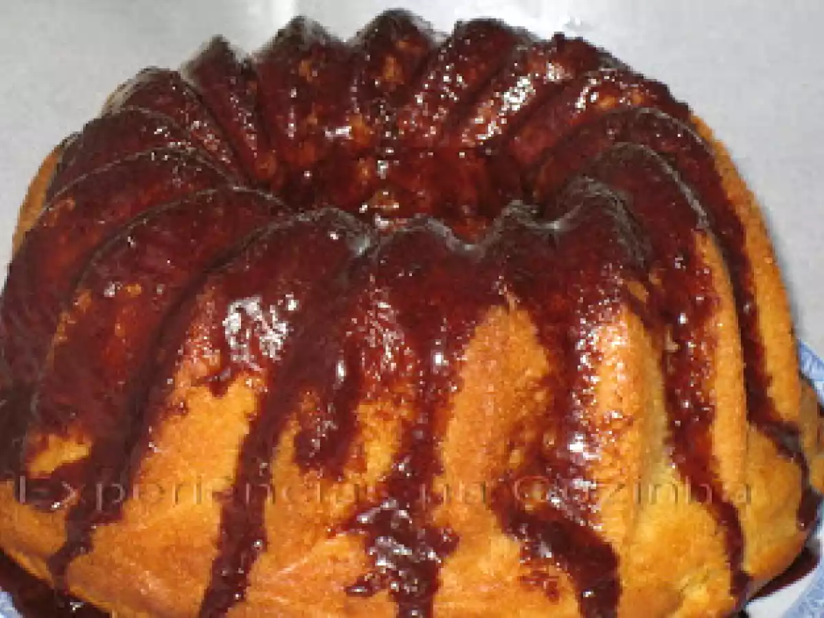 Bolo de Cenoura e Leite de Coco sem Ovos com Cobertura de Chocolate