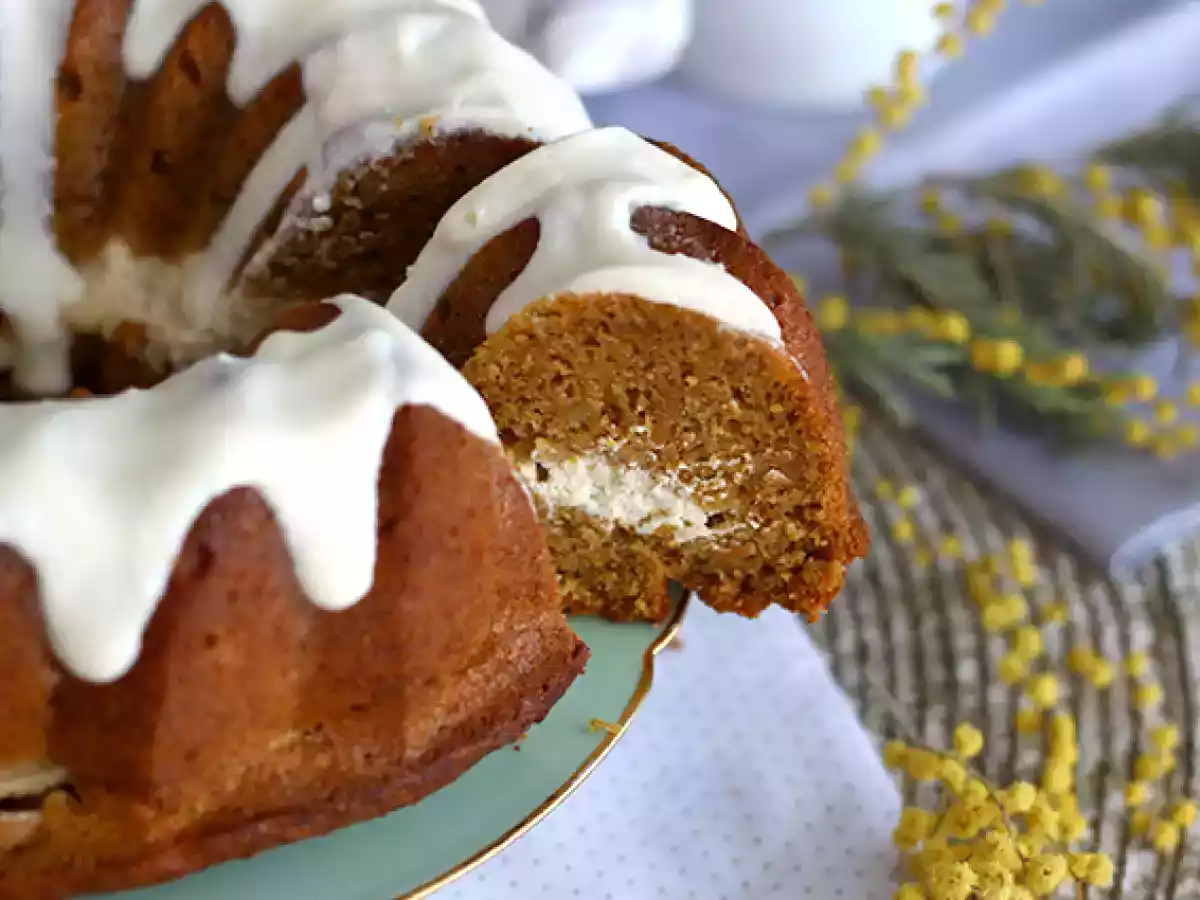 Bolo de cenoura recheado com creme cheesecake
