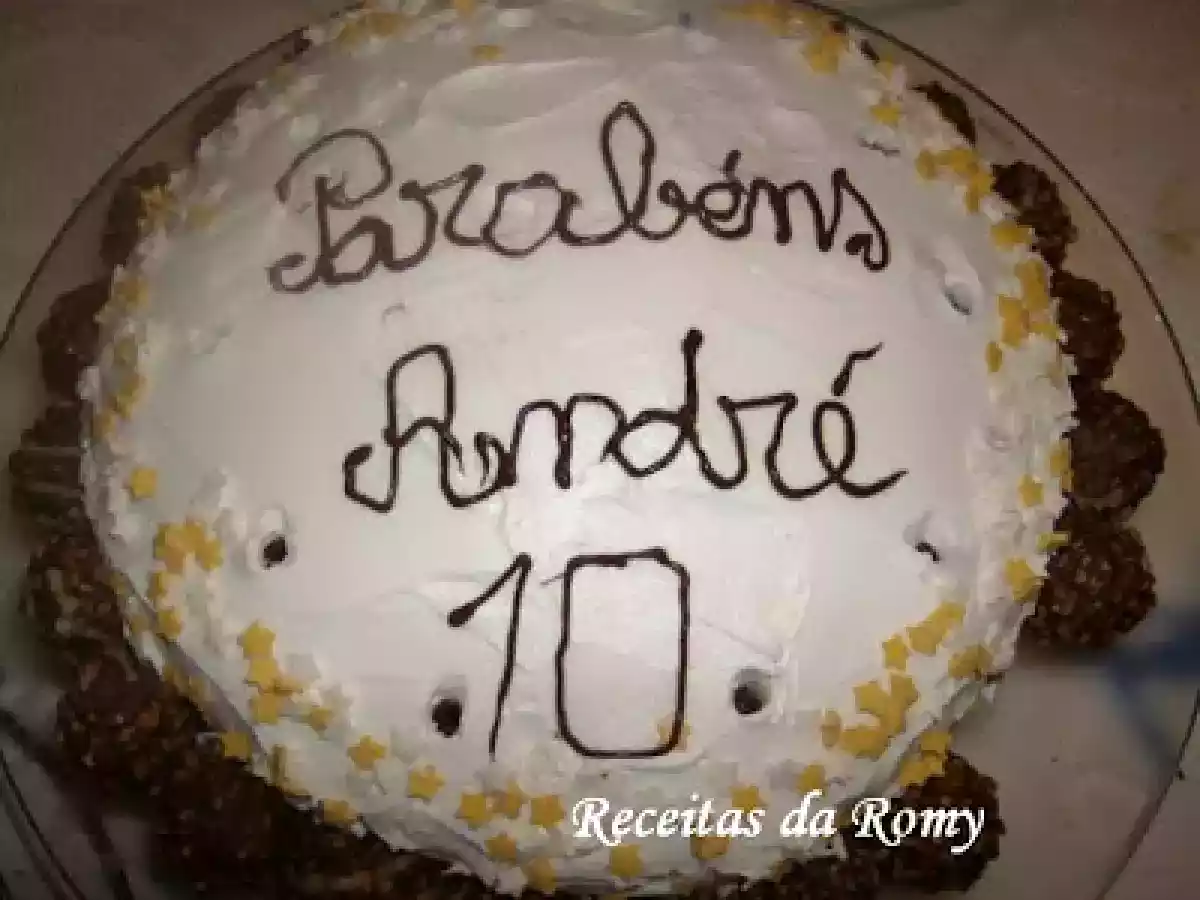 Bolo de chocolate (aniversário) e um miminho da R. Correia