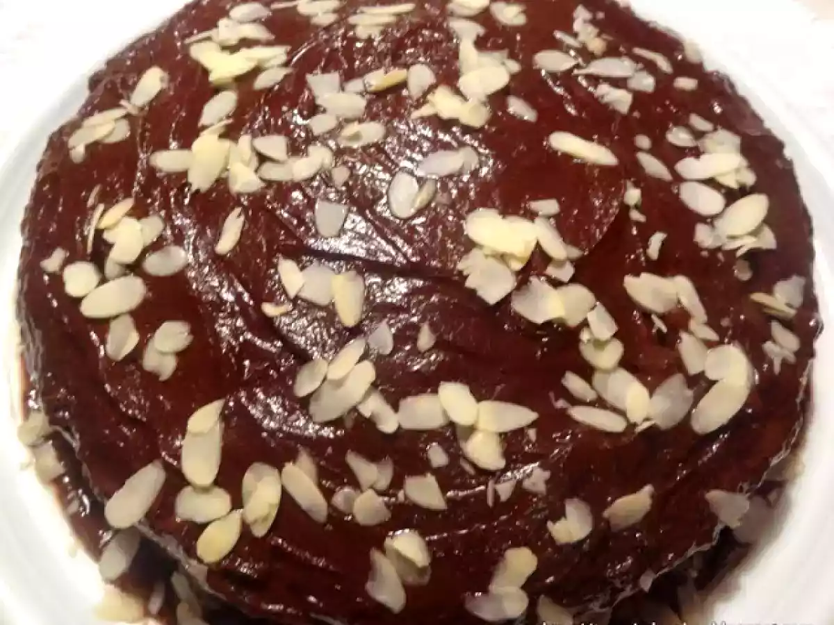 Bolo de Chocolate Branco com Cobertura de Chocolate Meio Amargo