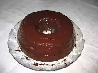 Bolo de chocolate com amêndoas e natas