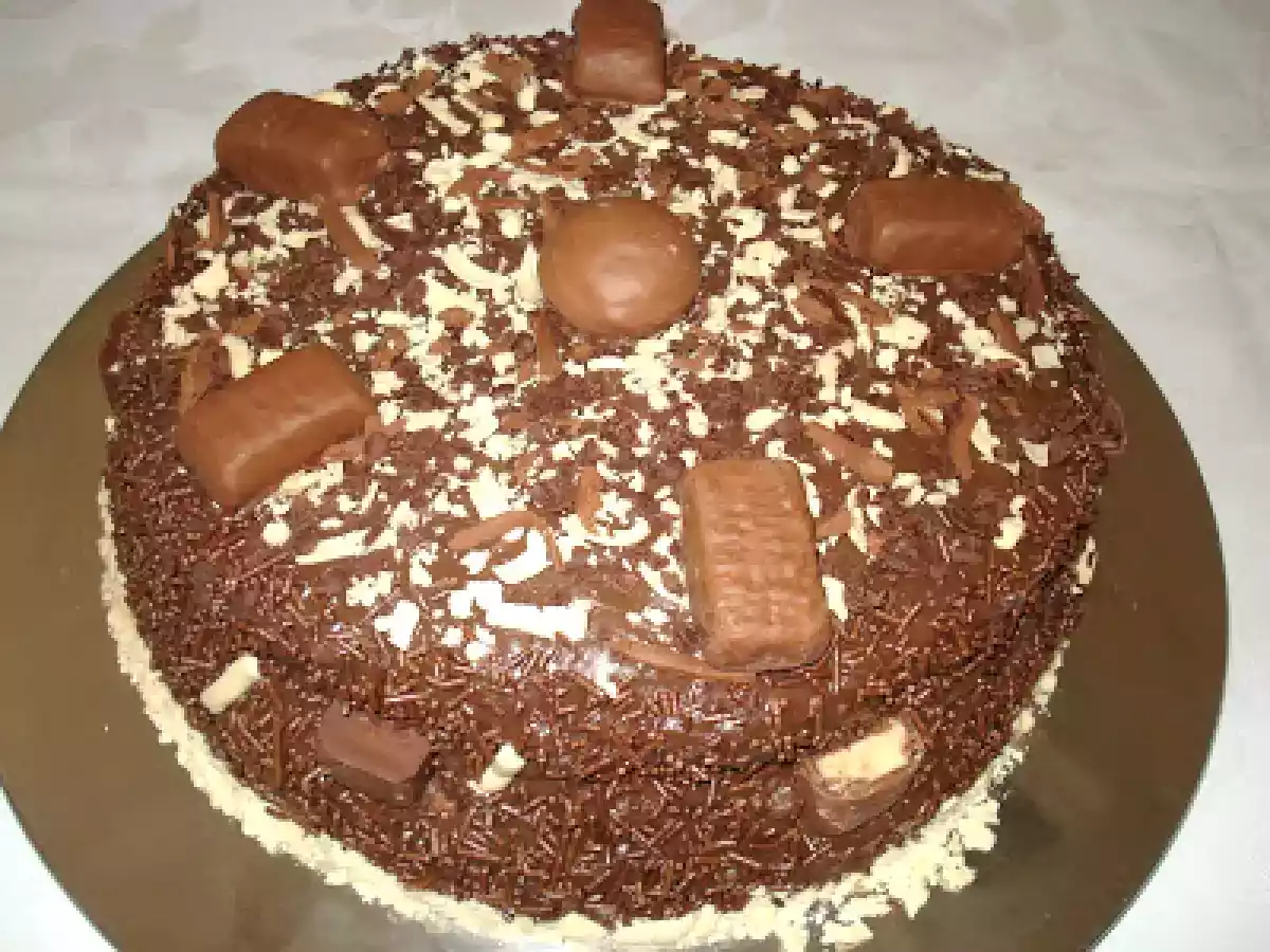 BOLO DE CHOCOLATE COM BIS