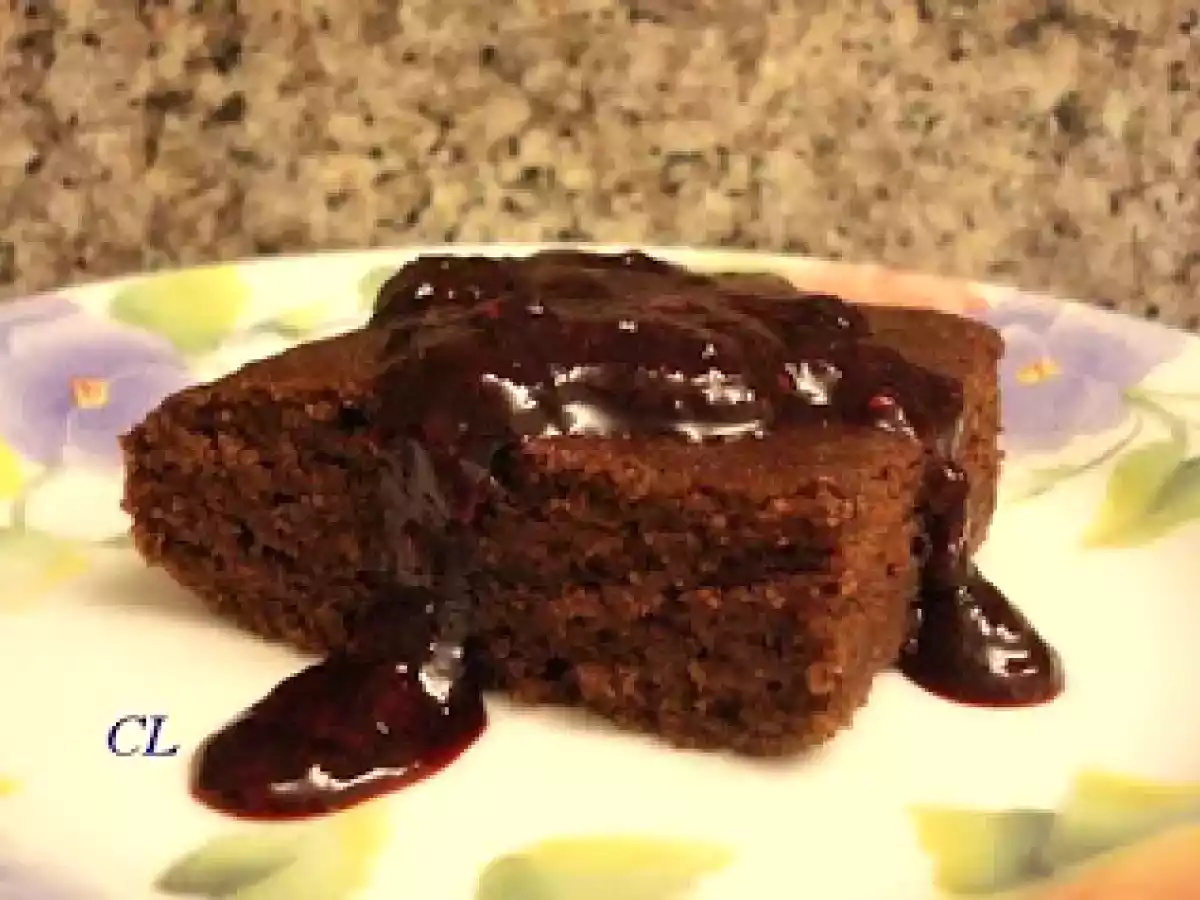 Bolo de Chocolate com Calda de Framboesas