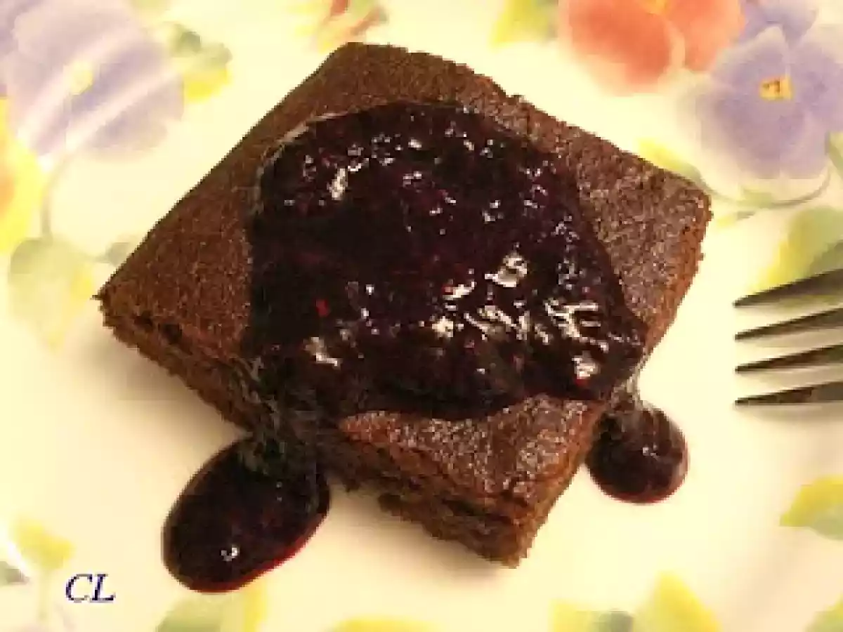 Bolo de Chocolate com Calda de Framboesas - foto 3
