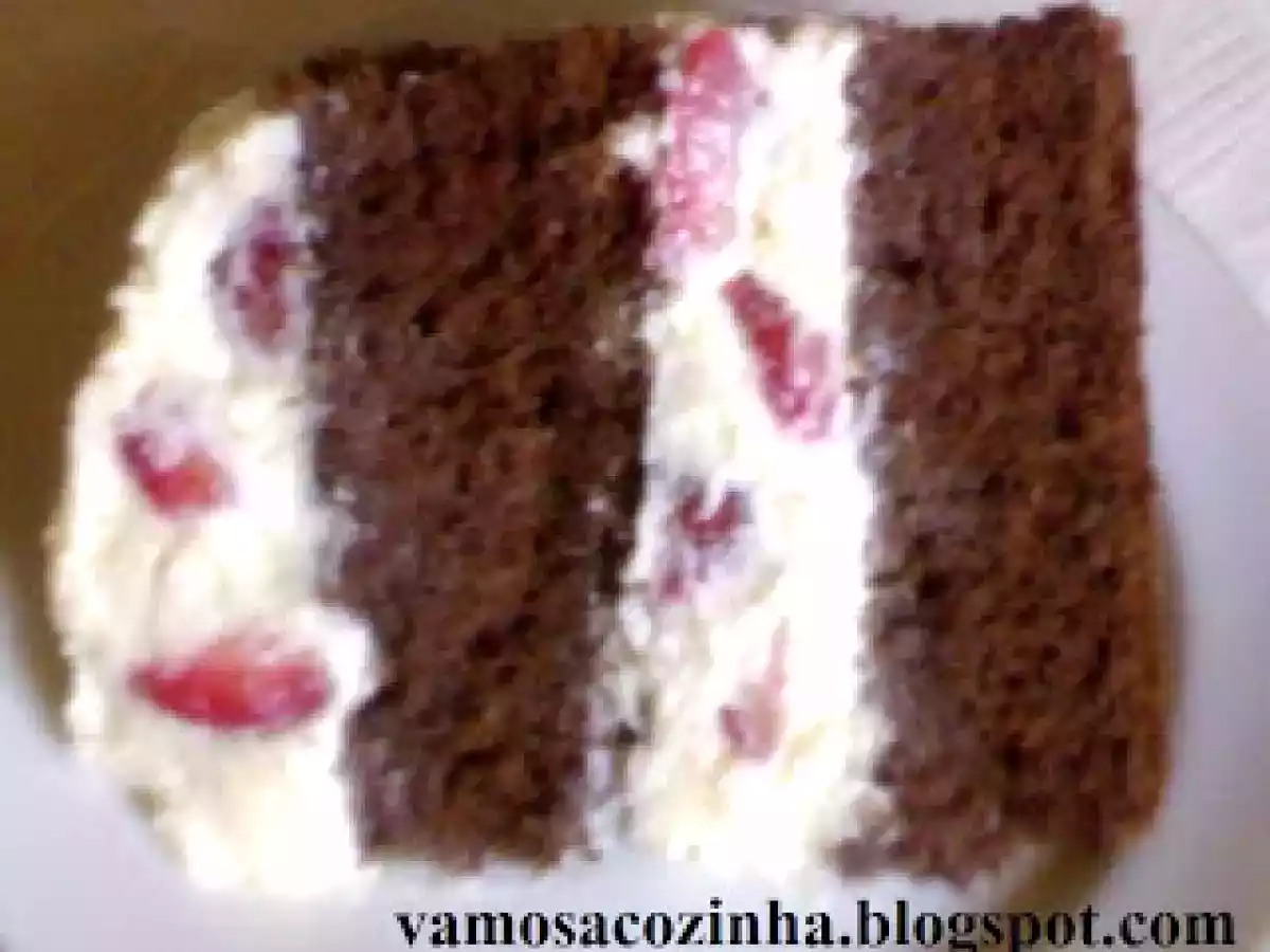 Bolo de chocolate com chantilly e morangos