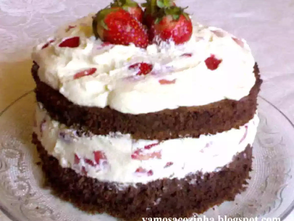 Bolo de chocolate com chantilly e morangos - foto 2