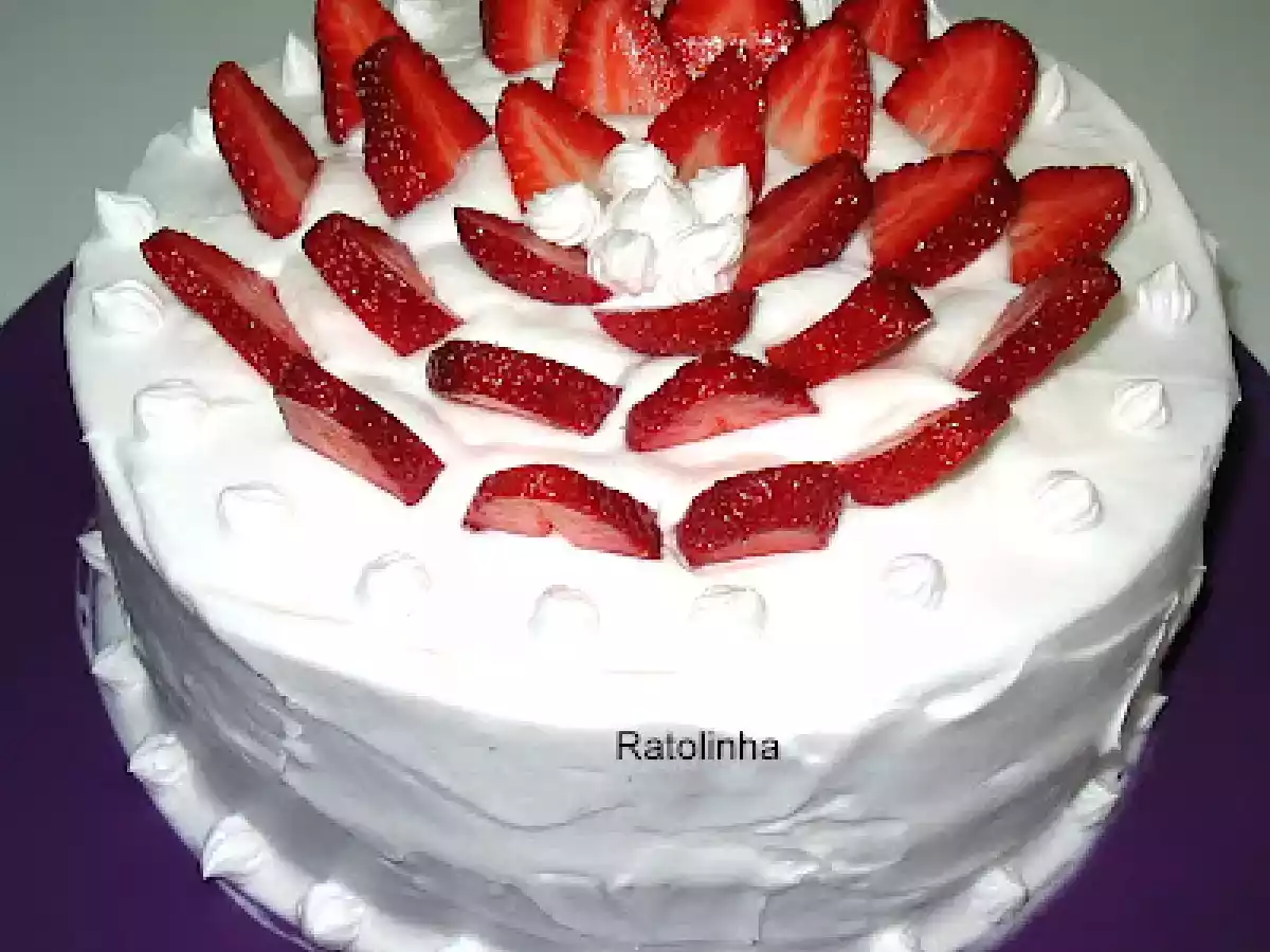 Bolo de chocolate com chantilly e morangos