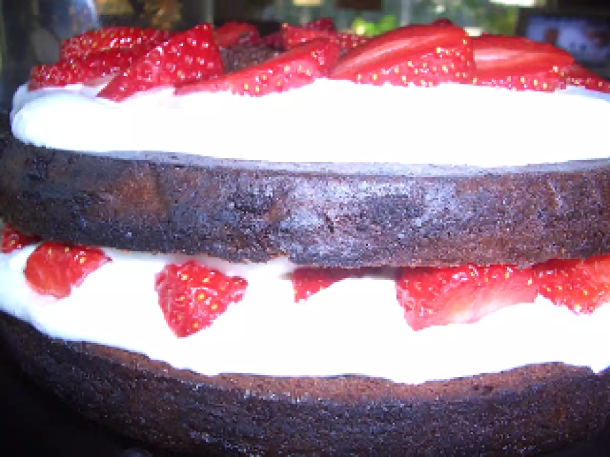 Bolo de chocolate com chantilly e morangos / Chocolate cake with chantilly and strawberries - foto 2
