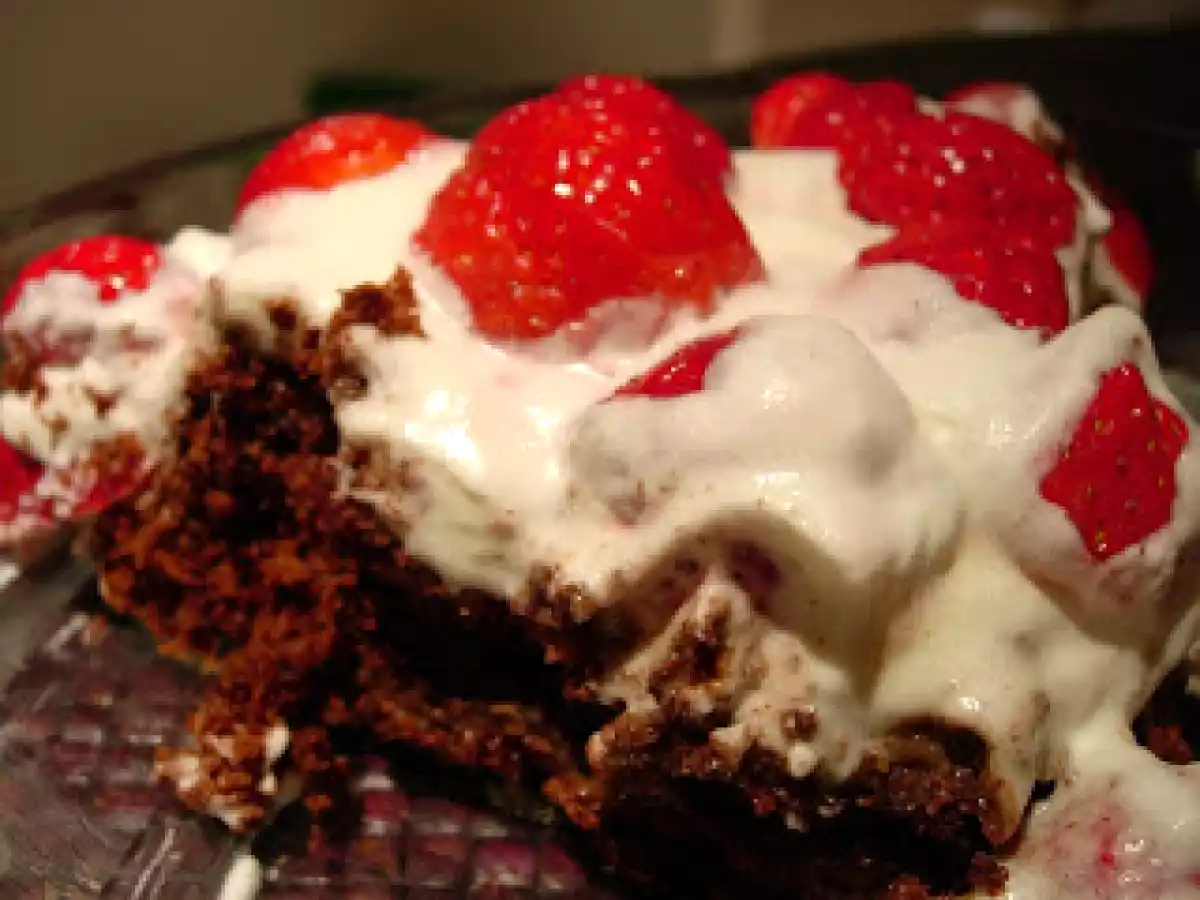 Bolo de chocolate com cobertura de brigadeiro, morangos e chantilly