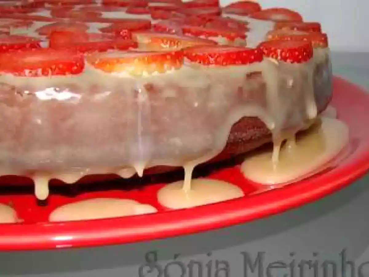 Bolo de Chocolate com Cobertura de Chocolate Branco e Morangos