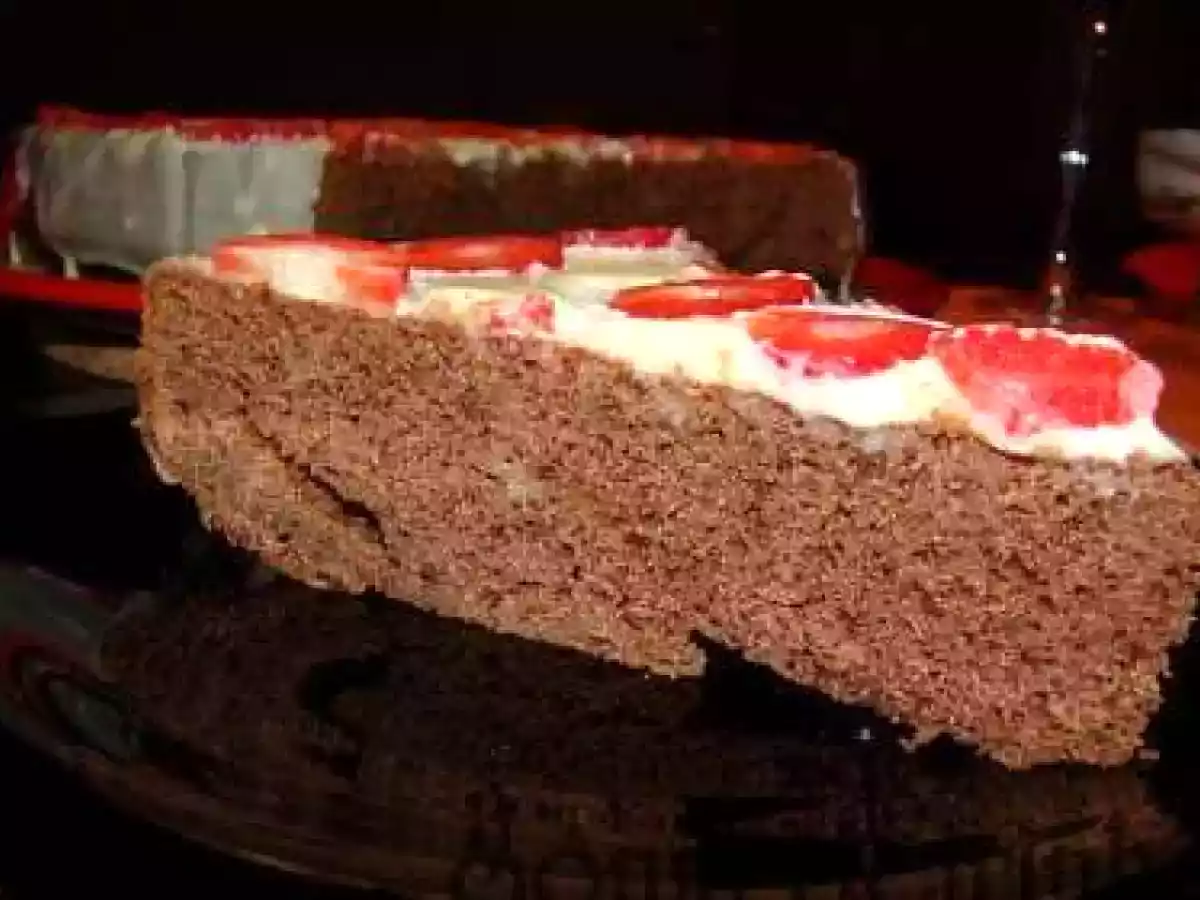 Bolo de Chocolate com Cobertura de Chocolate Branco e Morangos - foto 3
