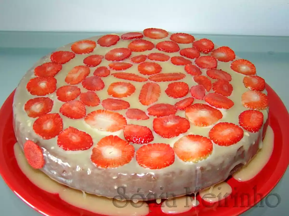 Bolo de Chocolate com Cobertura de Chocolate Branco e Morangos