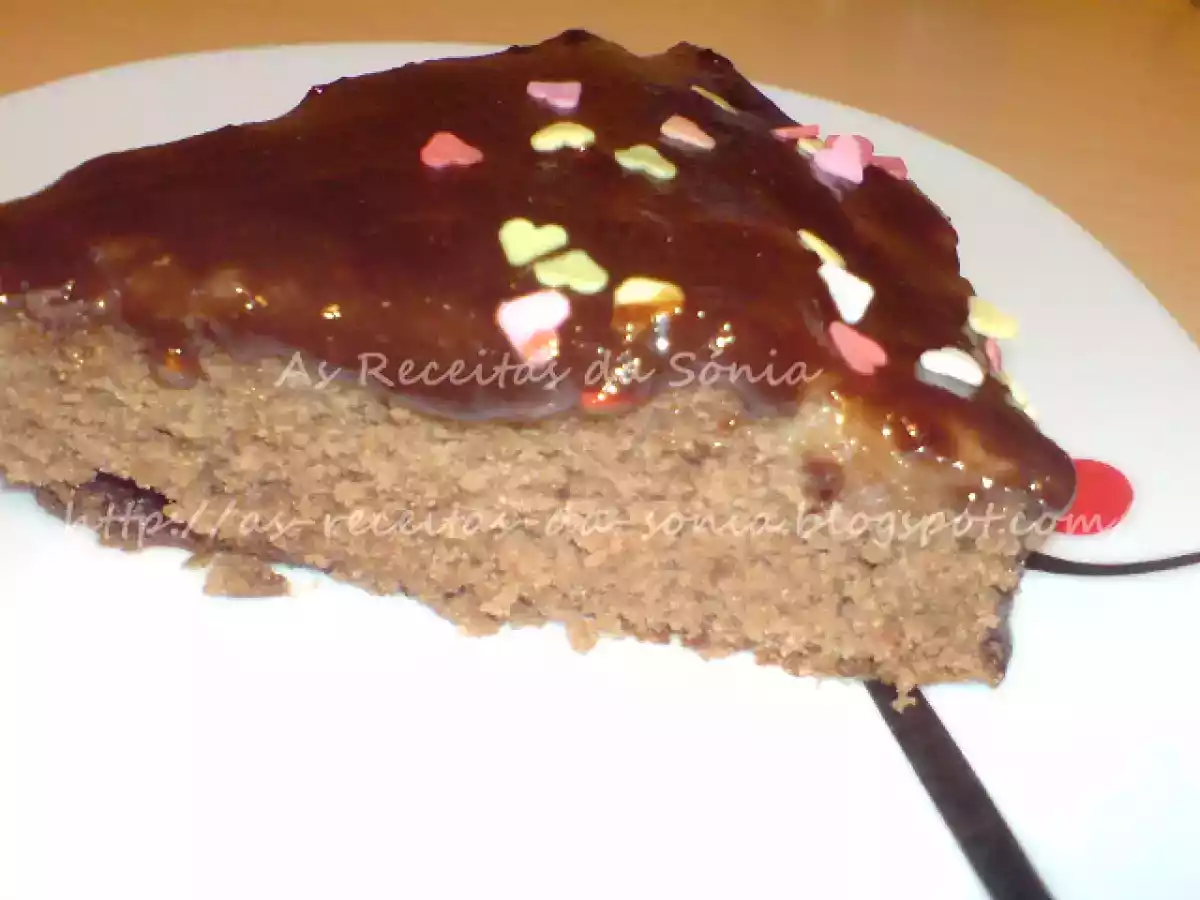 Bolo de Chocolate com cobertura de Chocolate e Coco