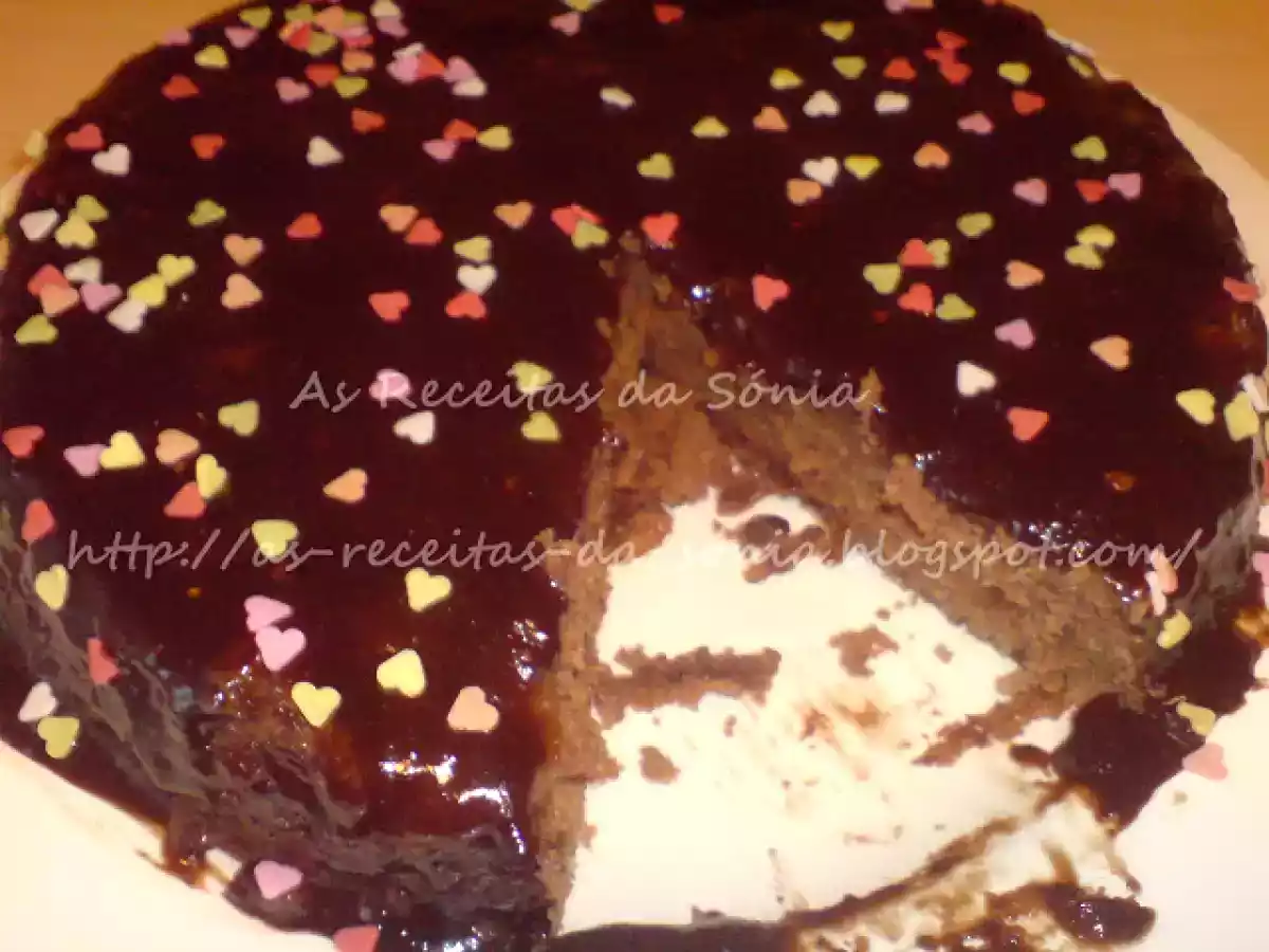Bolo de Chocolate com cobertura de Chocolate e Coco - foto 2