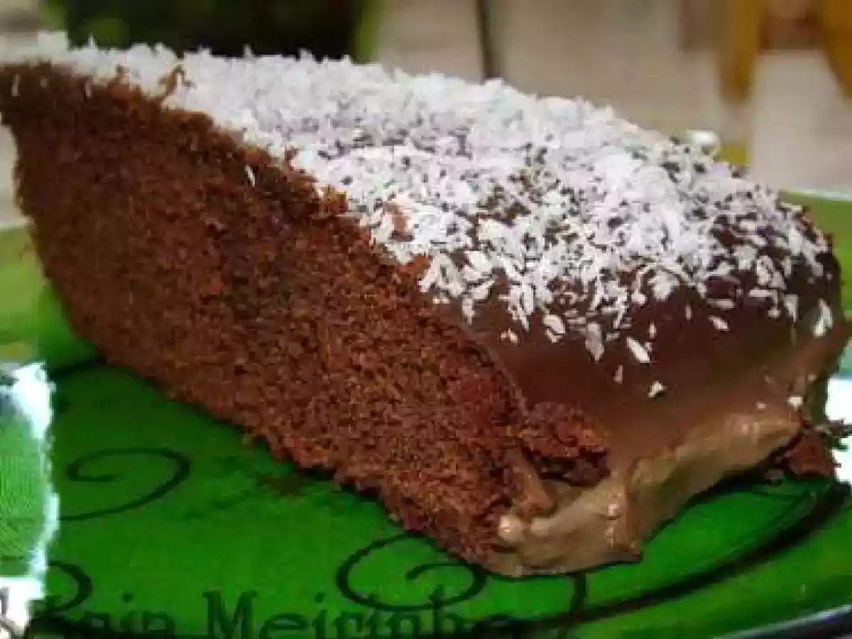 Bolo de Chocolate com Cobertura de Chocolate Quente e Côco