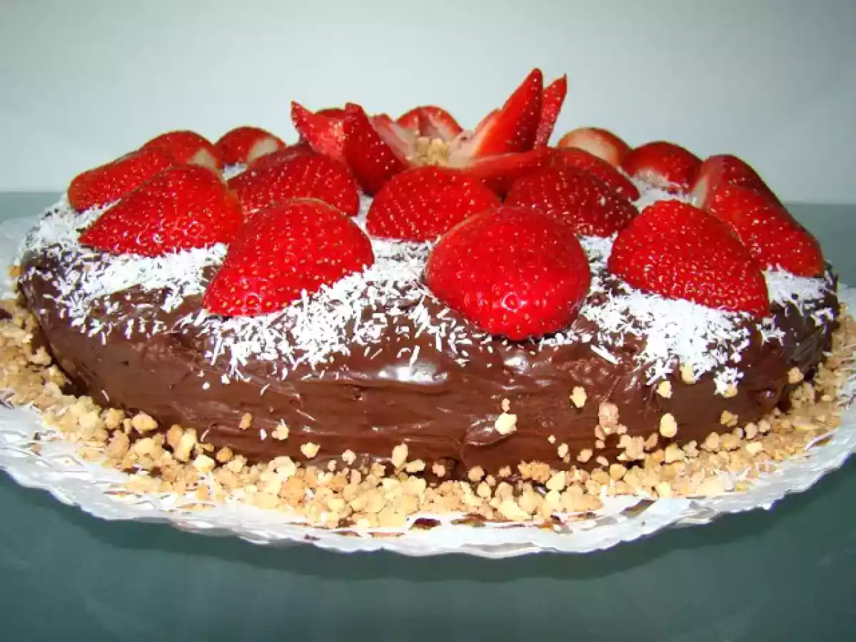 Bolo de Chocolate com Cobertura de Creme de Chocolate, Côco e Morangos