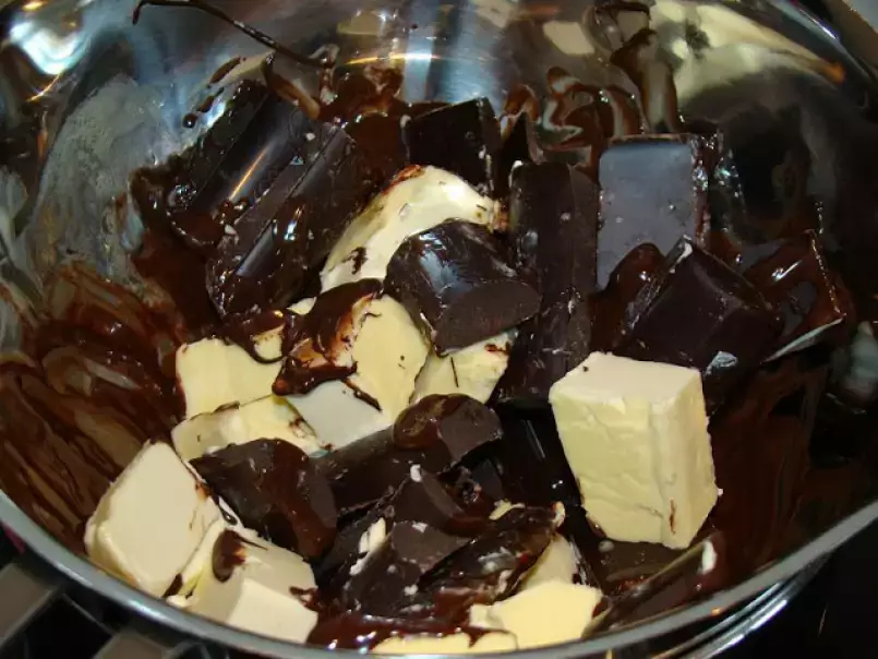 Bolo de Chocolate com Cobertura de Creme de Chocolate, Côco e Morangos - foto 2