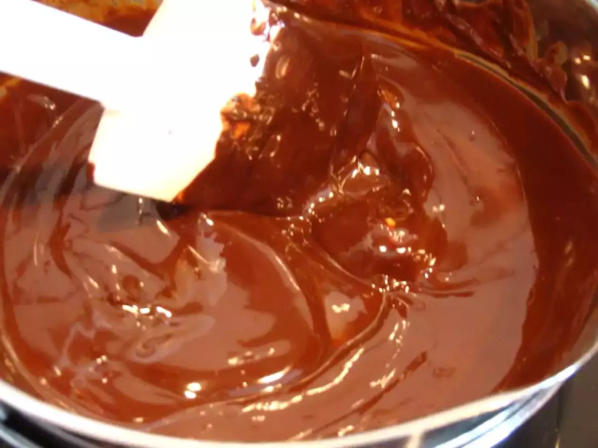 Bolo de Chocolate com Cobertura de Creme de Chocolate, Côco e Morangos - foto 3