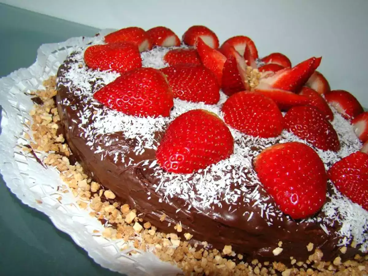 Bolo de Chocolate com Cobertura de Creme de Chocolate, Côco e Morangos - foto 5