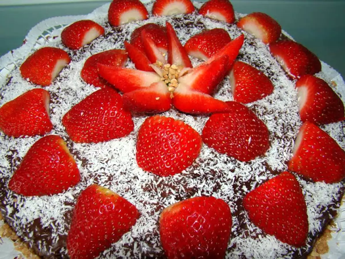 Bolo de Chocolate com Cobertura de Creme de Chocolate, Côco e Morangos - foto 6