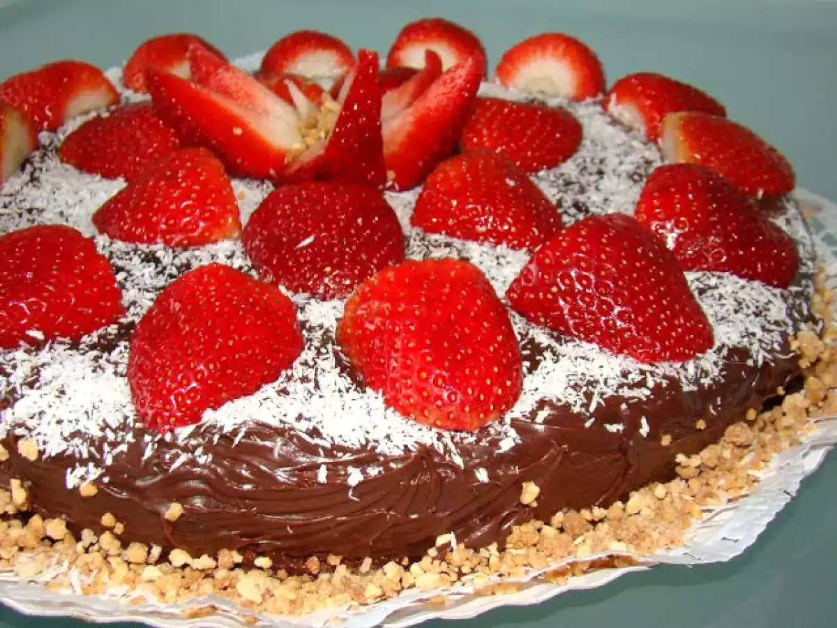 Bolo de Chocolate com Cobertura de Creme de Chocolate, Côco e Morangos - foto 8