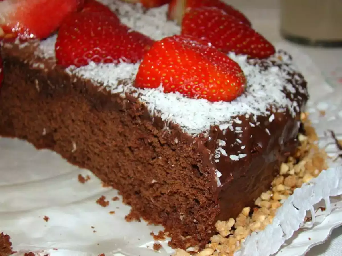 Bolo de Chocolate com Cobertura de Creme de Chocolate, Côco e Morangos - foto 9