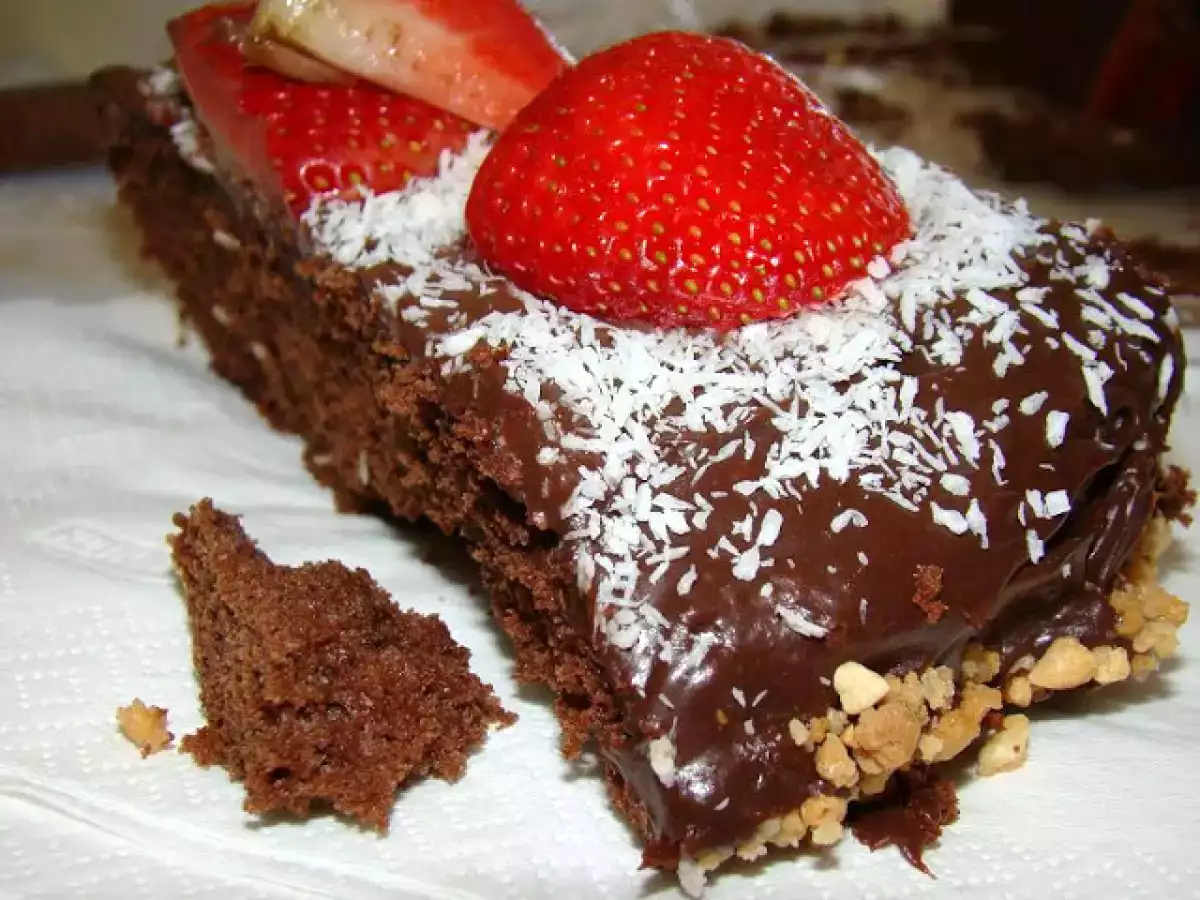 Bolo de Chocolate com Cobertura de Creme de Chocolate, Côco e Morangos - foto 10