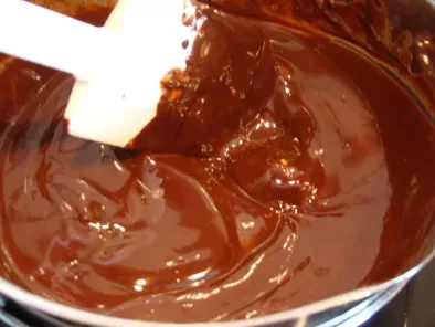 Bolo de Chocolate com Cobertura de Creme de Chocolate, Côco e Morangos - foto 3