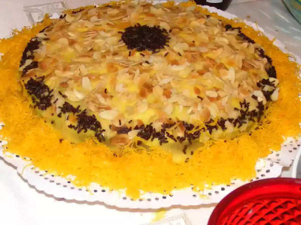 Bolo de Chocolate com cobertura de Creme de Leite, Amêndoa e Fios de Ovos
