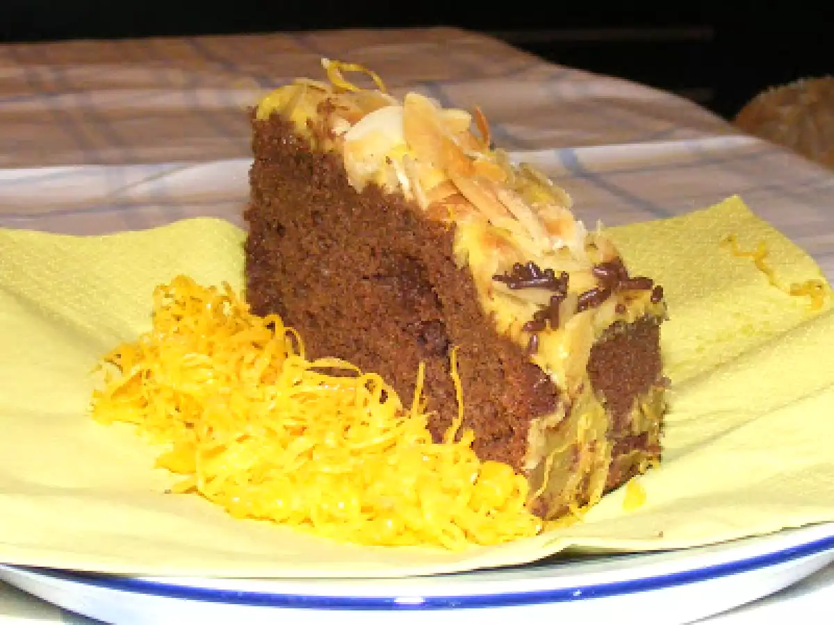 Bolo de Chocolate com cobertura de Creme de Leite, Amêndoa e Fios de Ovos - foto 2