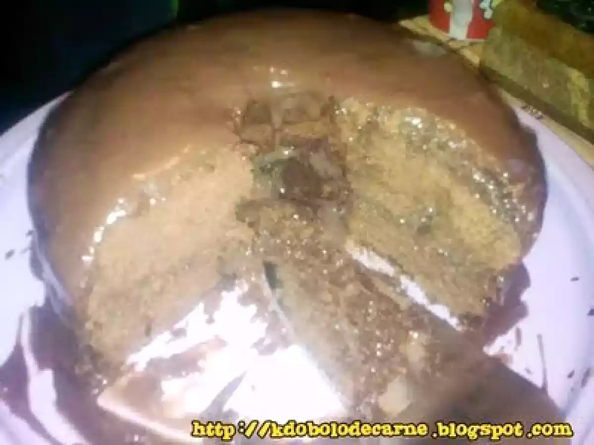 Bolo de chocolate com cobertura e recheio de brigadeiro da Tata