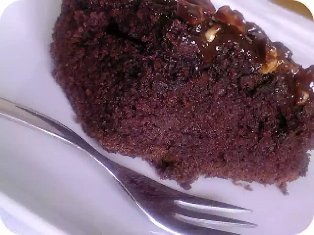 Bolo de chocolate com creme de chocolate e nozes