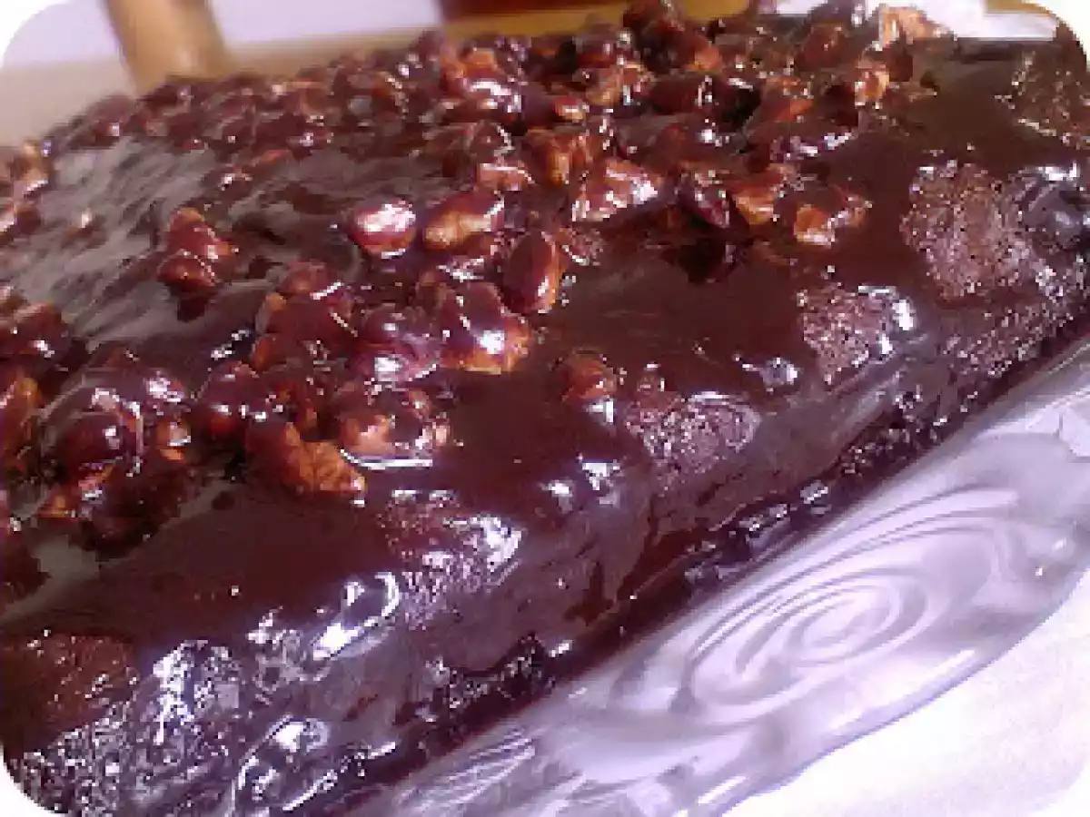 Bolo de chocolate com creme de chocolate e nozes - foto 2