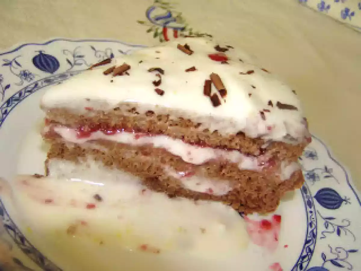 Bolo de chocolate com iogurte e doce de framboesa