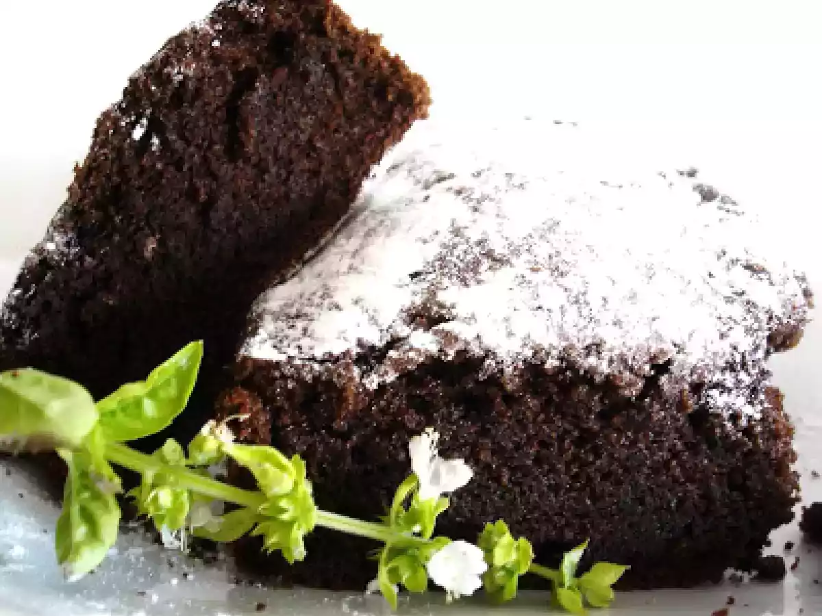 Bolo de Chocolate com Manjericão