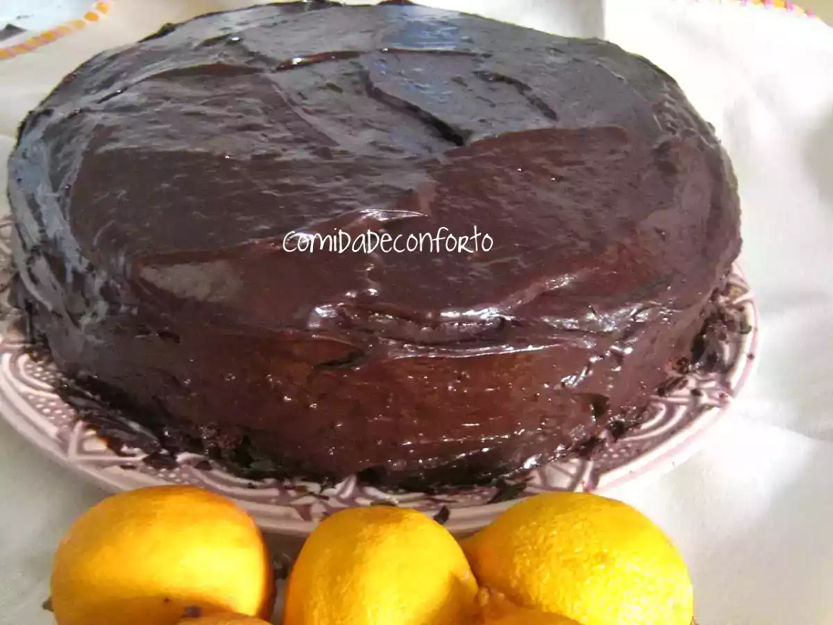 Bolo de Chocolate com recheio de Leite Condensado e... Chocolate