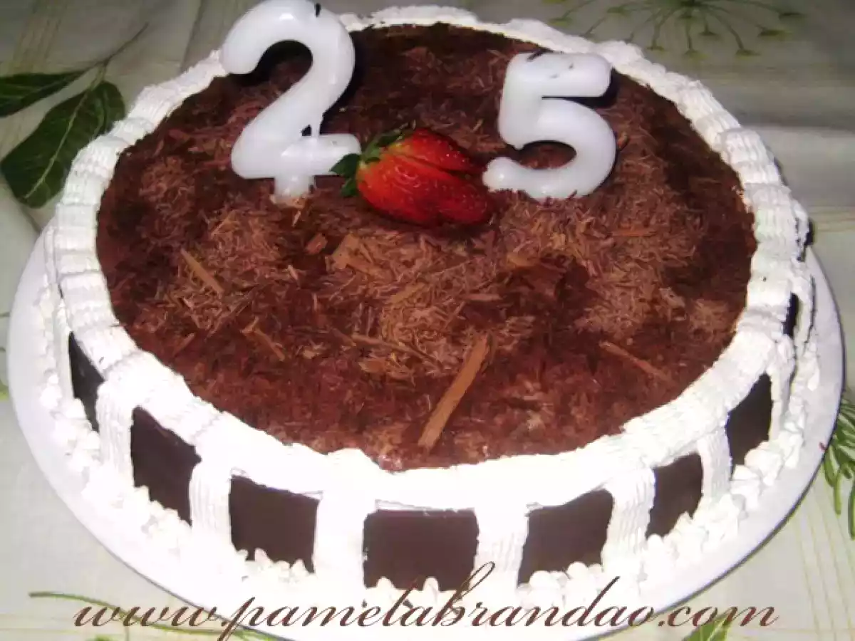 Bolo de Chocolate com recheio de Morango