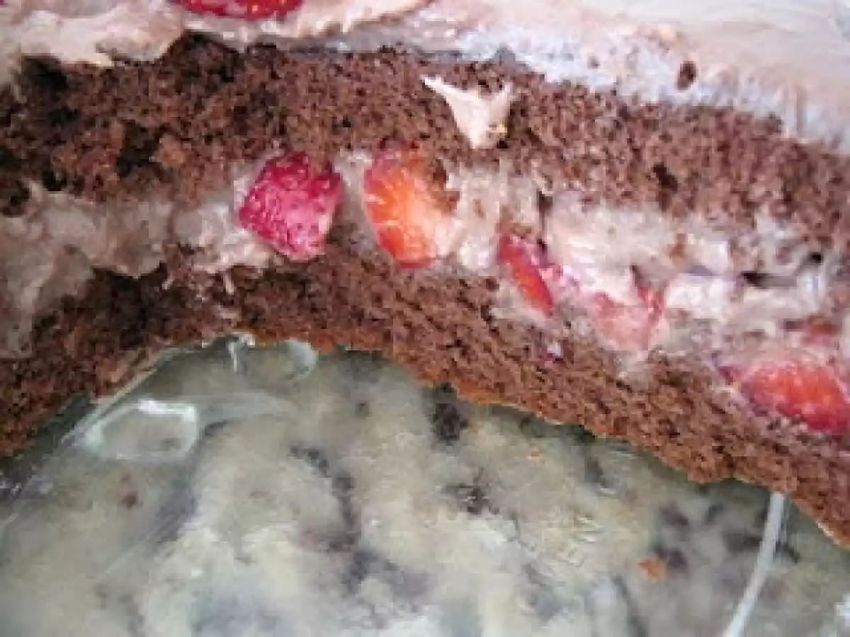 Bolo de Chocolate com recheio de Morango