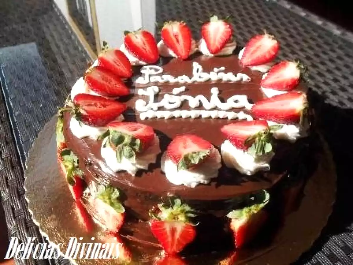 Bolo de Chocolate com Recheio de Mousse de Chocolate Branco