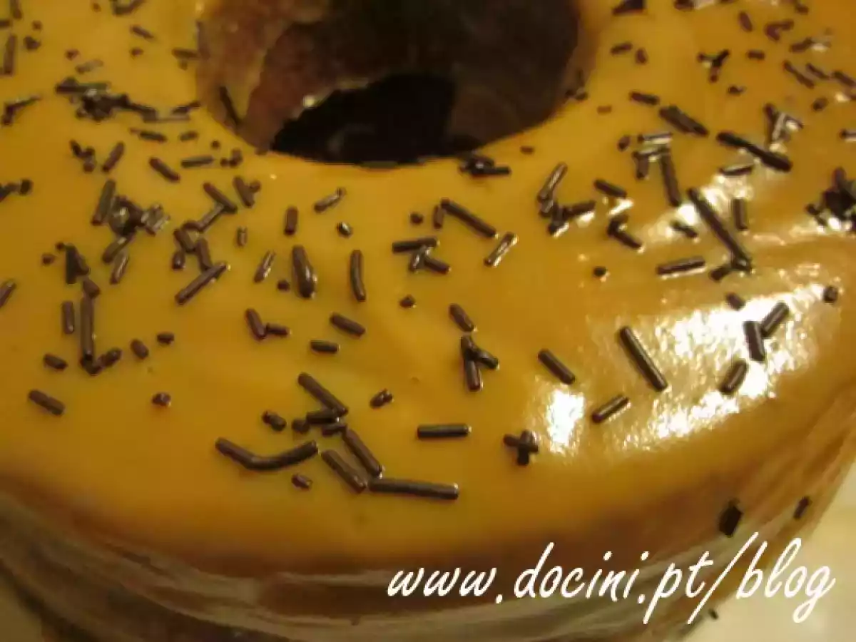 Bolo de Chocolate com Recheio e Cobertura de Creme de Caramelo