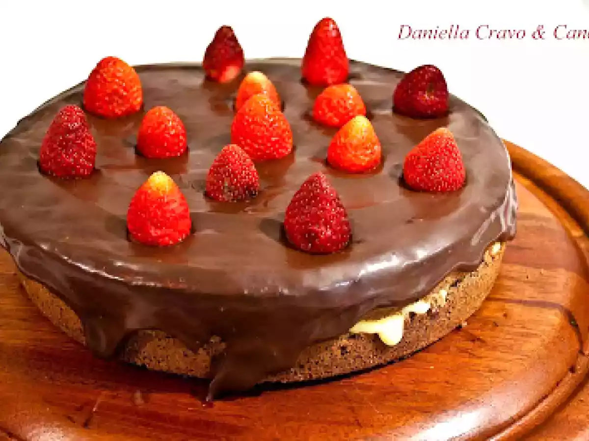 Bolo de chocolate com recheio trufado e morangos