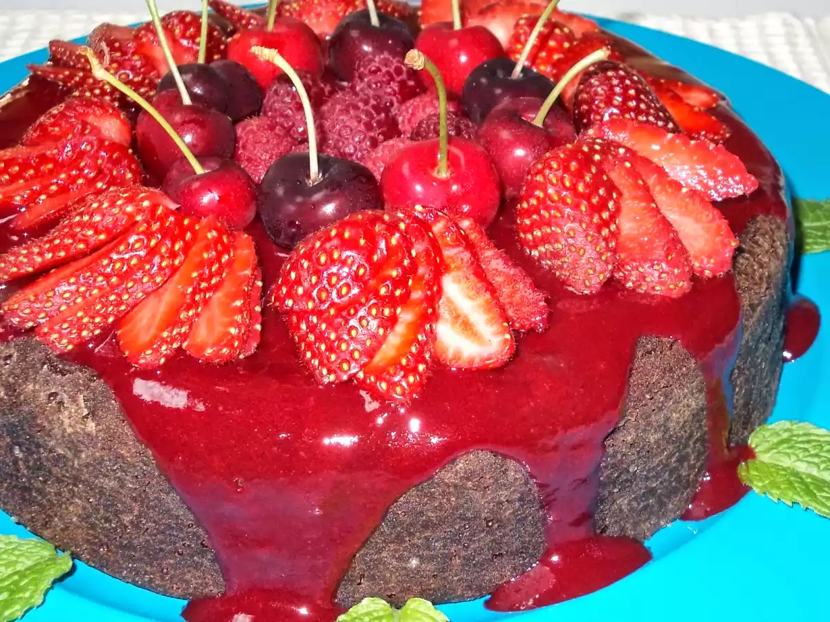 Bolo de Chocolate com Xarope de Framboesas e Morangos