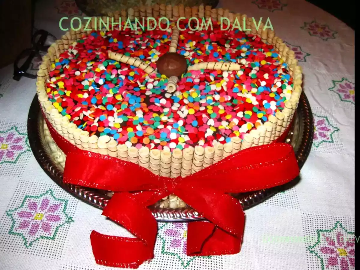 BOLO DE CHOCOLATE DECORADO COM CANUDOS - foto 2