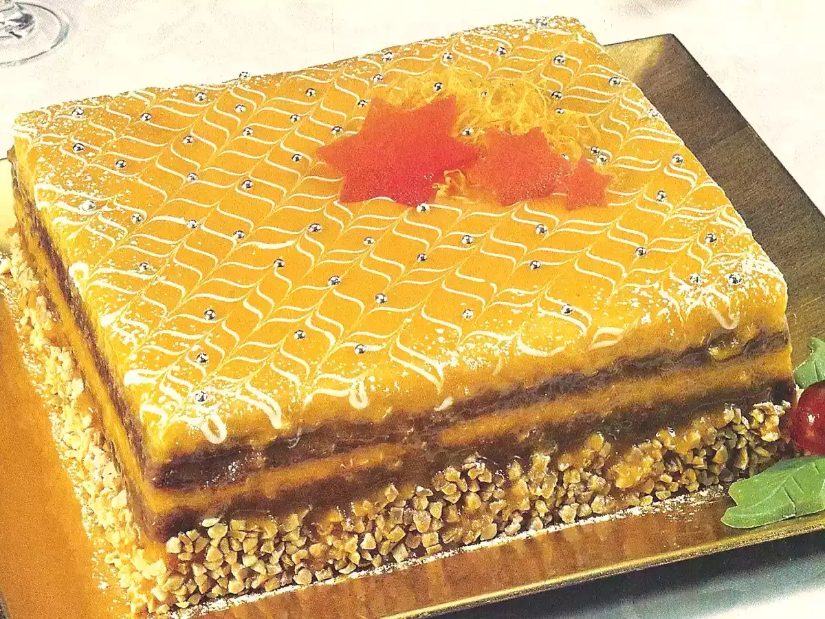 Bolo de chocolate e creme de ovos